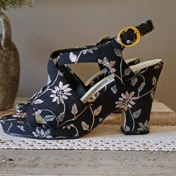 Women's Black Floral Heeled Sandals - Picture 5 of 7